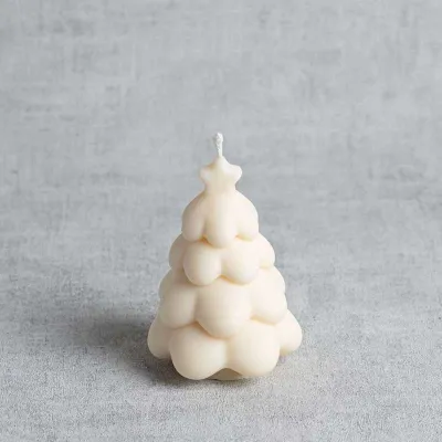 Bougie sapin sculptée en cire de colza, forme originale et fabrication artisanale