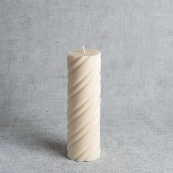 Bougie cylindrique torsadée en cire de colza naturelle, fabrication artisanale française.