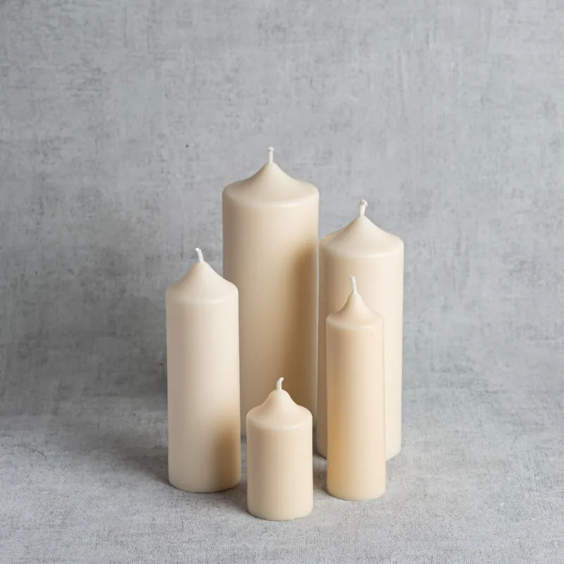 Collection de bougies cierges décoratives en cire végétale, design épuré et écoresponsable, fabriquées à la main.