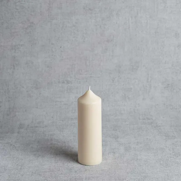 Bougie artisanale en cire végétale de colza, design minimaliste et élégance naturelle.