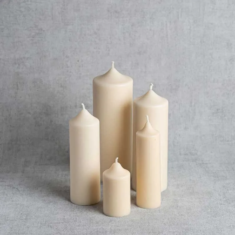 Groupe de bougies cylindriques en cire végétale, 100% naturelles et fabriquées artisanalement en France.