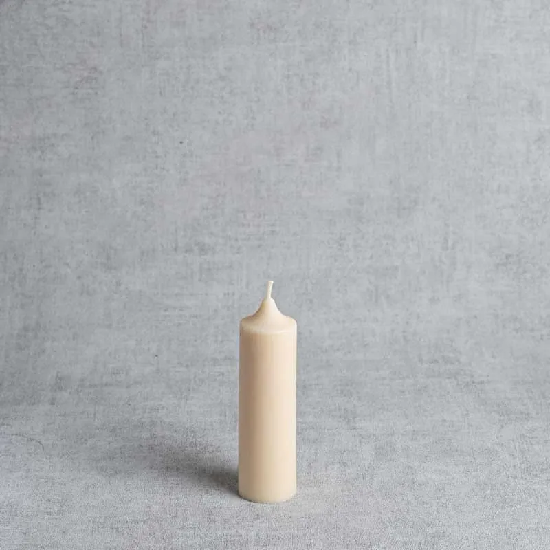 Bougie cylindrique fine en cire de colza, naturelle et fabriquée à la main en France.
