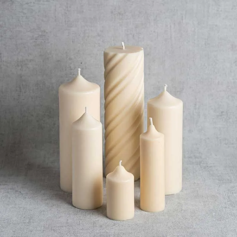 Composition de bougies cylindriques artisanales, en cire naturelle de colza, fabriquées en France.