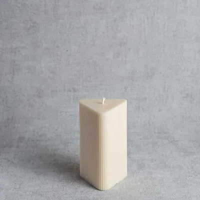 Bougie triangulaire rainurée en cire de colza naturelle, fabrication artisanale française.