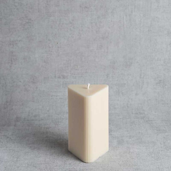 Bougie triangulaire rainurée en cire de colza naturelle, fabrication artisanale française.