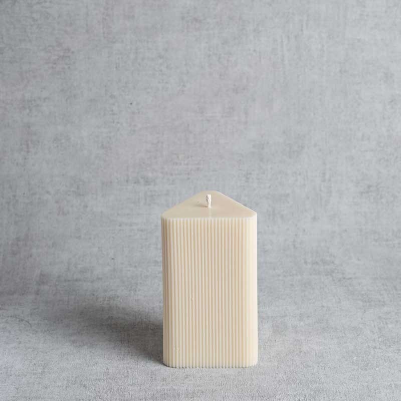 Bougie naturelle en cire de colza, design triangulaire plissé, faite à la main en France.