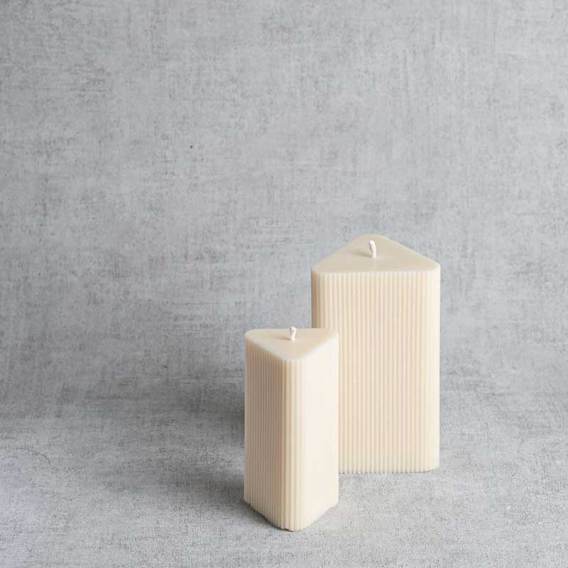 Lot de deux bougies écologiques en cire végétale de colza, fabriquées à la main en France.