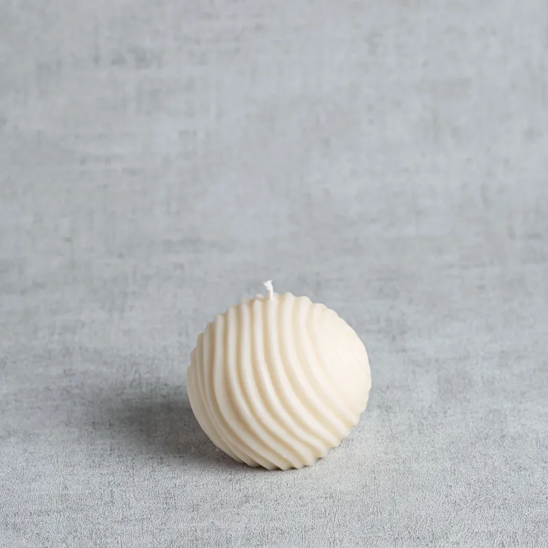 Bougie boule Amédée – stries concentriques – cire végétale de colza