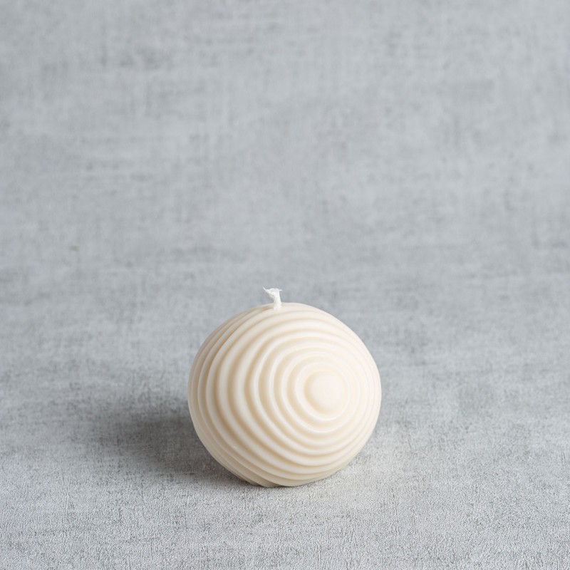 Bougie naturelle décorative Amédée – boule nervurée en cire de colza – vue de trois-quarts