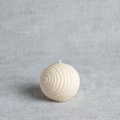 Bougie naturelle Amédée – forme boule – détails des ondulations sculptées