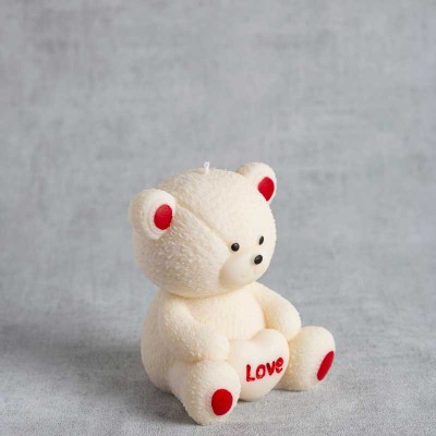 Bougie ourson artisanale Thérine avec détails rouges appliqués à la main par des travailleurs en situation de handicap