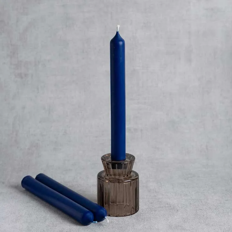 Bougies chandelles artisanales bleu royal en cire de colza, présentées avec un bougeoir en verre fumé