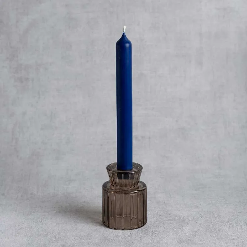 Chandelle artisanale bleu royal en cire végétale de colza, posée sur un bougeoir en verre