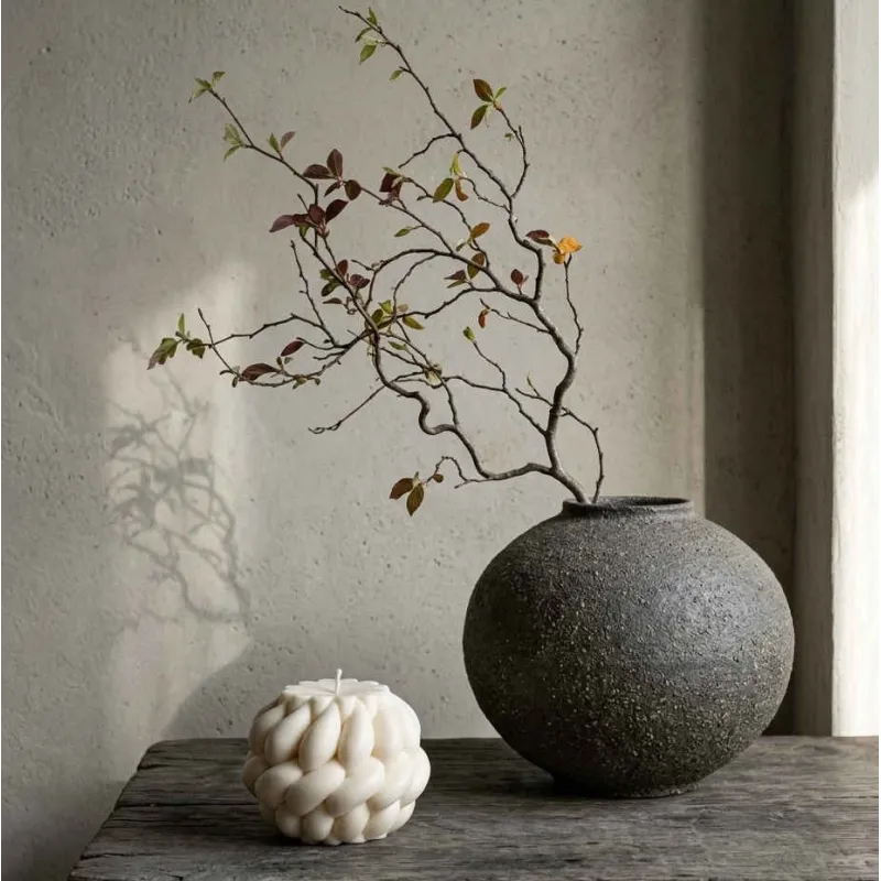 Bougie tressée "Oladie" en cire végétale – mise en scène naturelle avec vase en grès