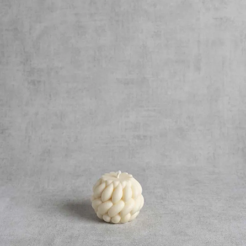 Bougie tressée "Olavine" en cire végétale – H 6,5 cm – vue de face
