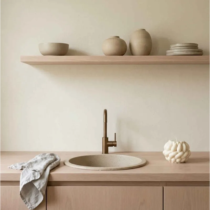 Bougie tressée "Oladie" sur un plan de travail – ambiance décorative naturelle et artisanale