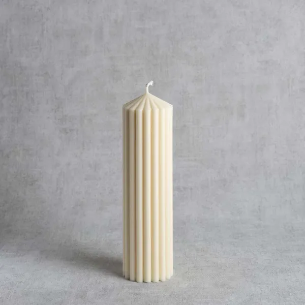 Bougie cannelée "Iliana" en cire végétale – H 25,5 cm – vue de face