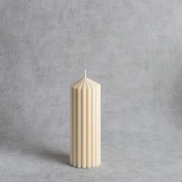 Bougie cannelée "Ilisa" en cire végétale – H 20 cm – vue de face