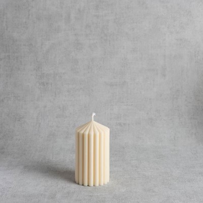 Bougie cannelée "Ilonia" en cire végétale – H 13 cm – vue de face