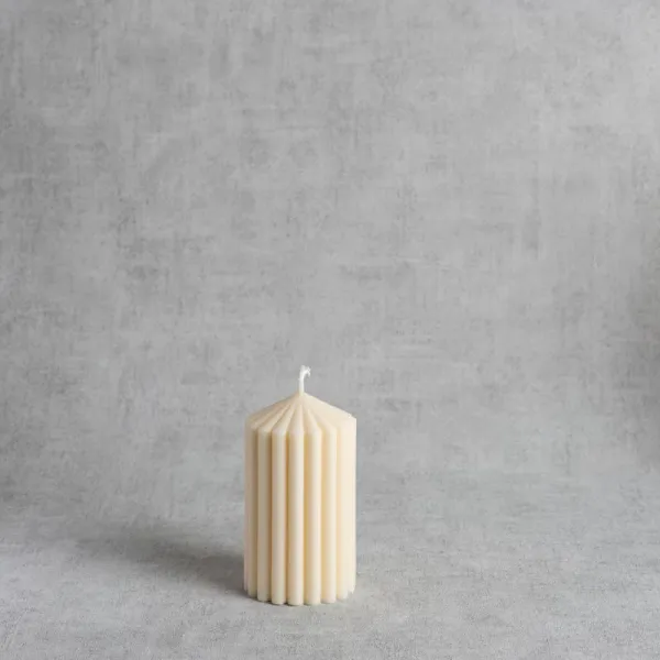 Bougie cannelée "Ilonia" en cire végétale – H 13 cm – vue de face