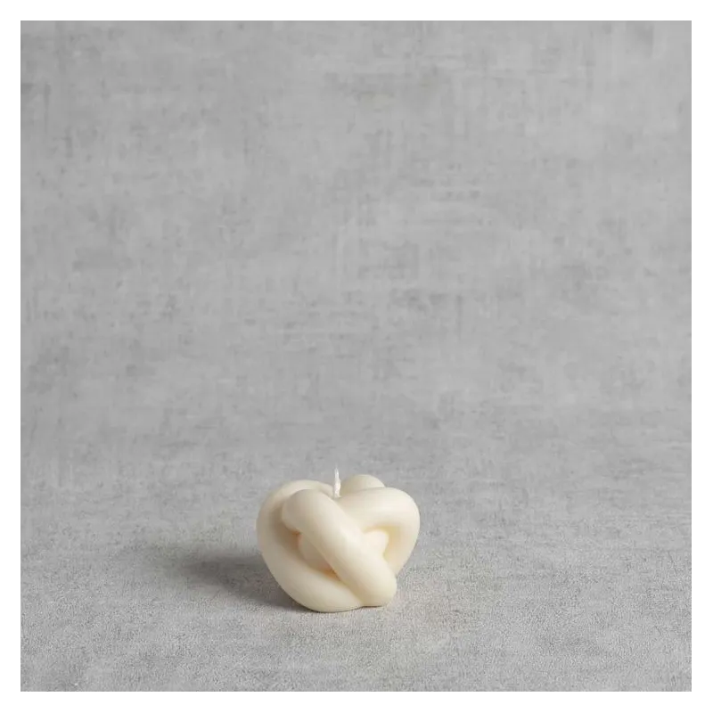 Bougie nœud "I" en cire végétale – H 4,8 cm – vue de face