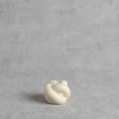 Détail forme organique de la bougie nœud "I" en cire végétale artisanale