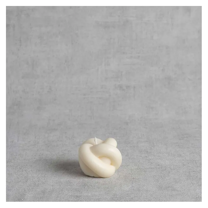 Détail forme organique de la bougie nœud "I" en cire végétale artisanale