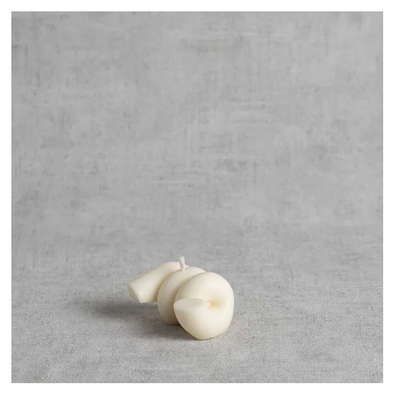 Détail spirale organique de la bougie nœud "II" en cire végétale artisanale