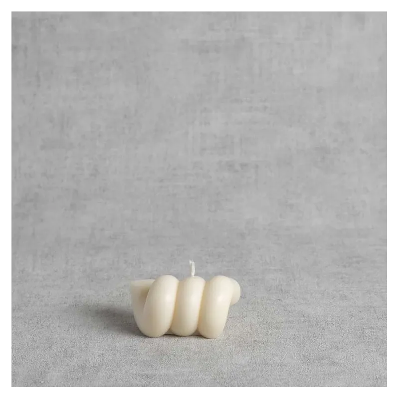 Détail enroulement de la bougie nœud "II" en cire de colza artisanale française