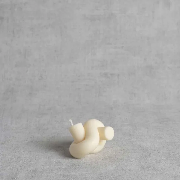 Bougie nœud "III" en cire végétale – H 4,9 cm – vue de face