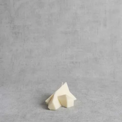 Détail facettes de la bougie "Dobraduras III" couchée en cire végétale artisanale