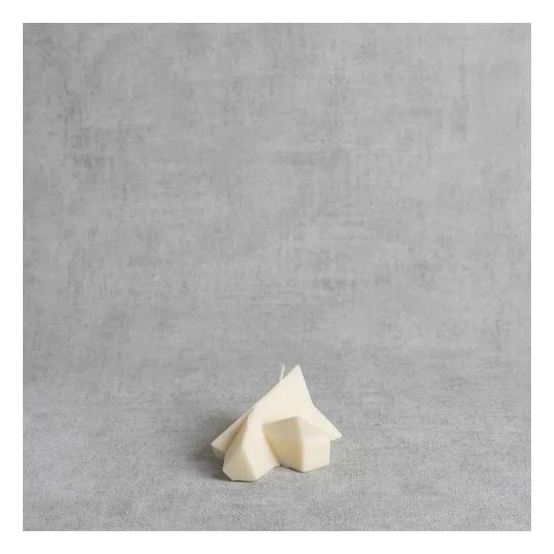 Détail facettes de la bougie "Dobraduras III" couchée en cire végétale artisanale