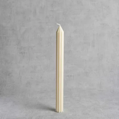 Chandelle cannelée "Ondine" en cire végétale – H 29 cm – vue de face