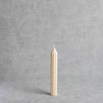 Chandelle cannelée "Onésie" en cire végétale – H 19 cm – vue de face