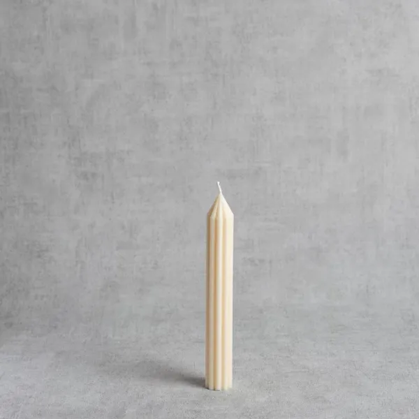 Chandelle cannelée "Onésie" en cire végétale – H 19 cm – vue de face