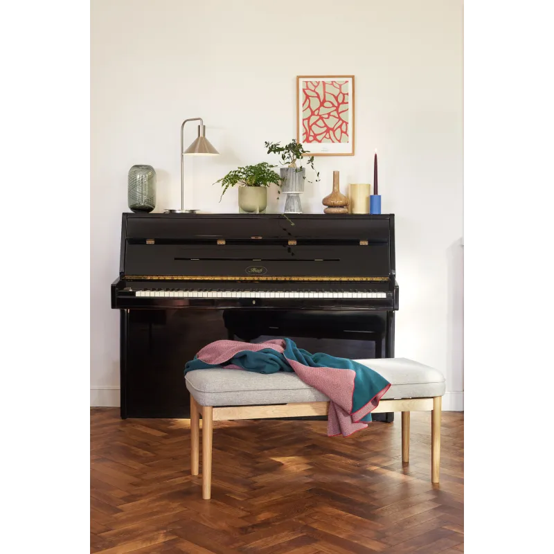 Bougeoir bleu sur un piano noir - Bougeoir en chêne placé pour ajouter un élément naturel à un intérieur élégant.