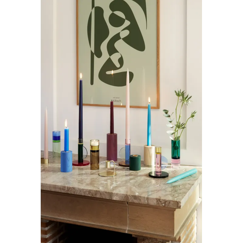 Bougeoirs et autres objets déco sur une table - Composition de bougeoirs en chêne pour un effet décoratif harmonieux.