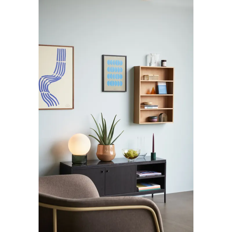 Bougeoir vert foncé avec bougie bleue - Bougeoir en chêne sur une table basse pour une touche de chaleur.