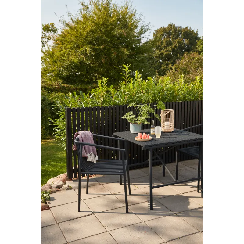 Lanterne en bambou naturel sur table d’extérieur, lumière douce