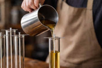 Les étapes de fabrication d’une bougie artisanale : guide complet de la cire au démoulage