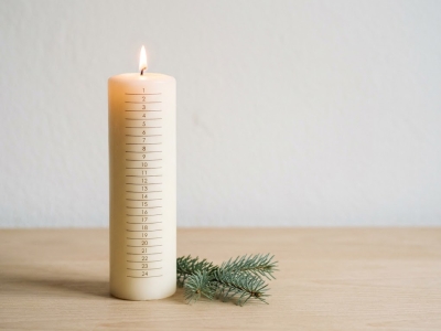 Le calendrier de l'Avent en bougies : compter la lumière