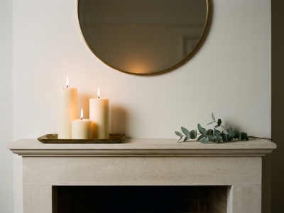 Décorer un manteau de cheminée aux bougies : 4 compositions